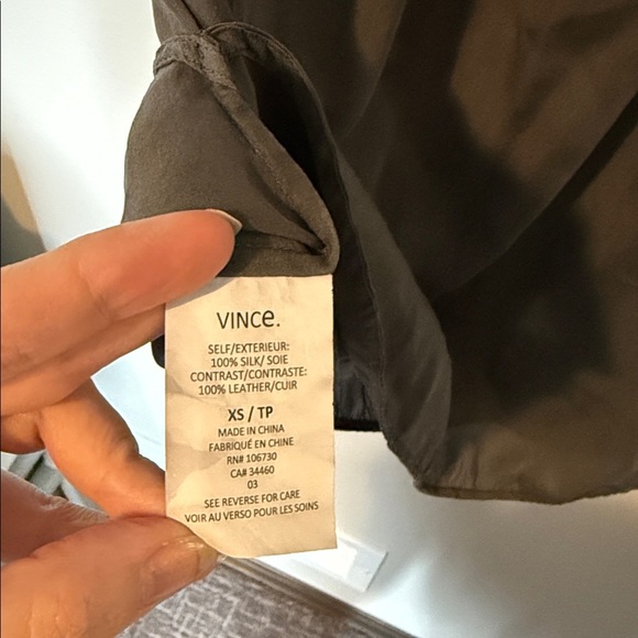Vince 100% Silk Dark Grey Blouse with V-Neck Neckline Capped Sleeves Classy XS - Picture 6 of 7